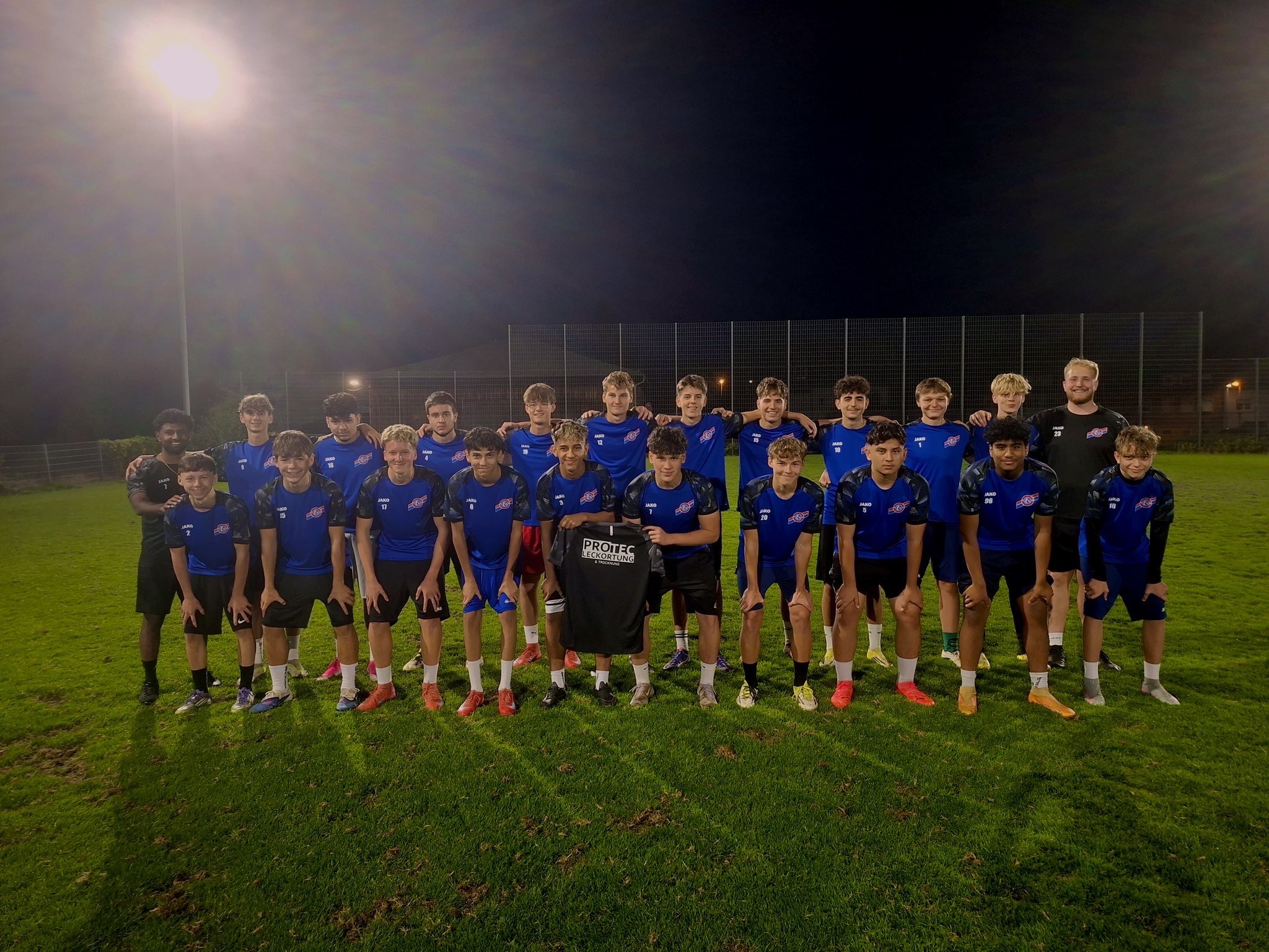 Du betrachtest gerade Neue Trainingsshirts für unsere B-Jugend – Vielen Dank an ProTec-Leckortung!